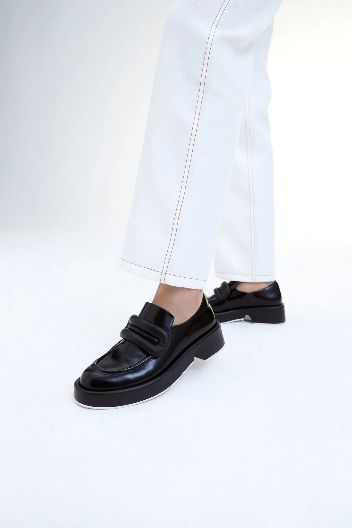 Down Padded Uppers Non-Edged Loafers Black